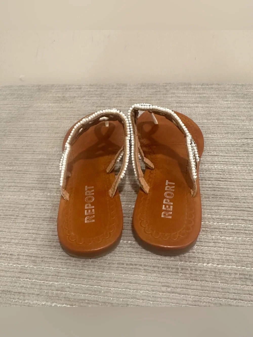 Report Women's Beaded Thong Sandals White Leather Straps Brown Sole Size 8,5